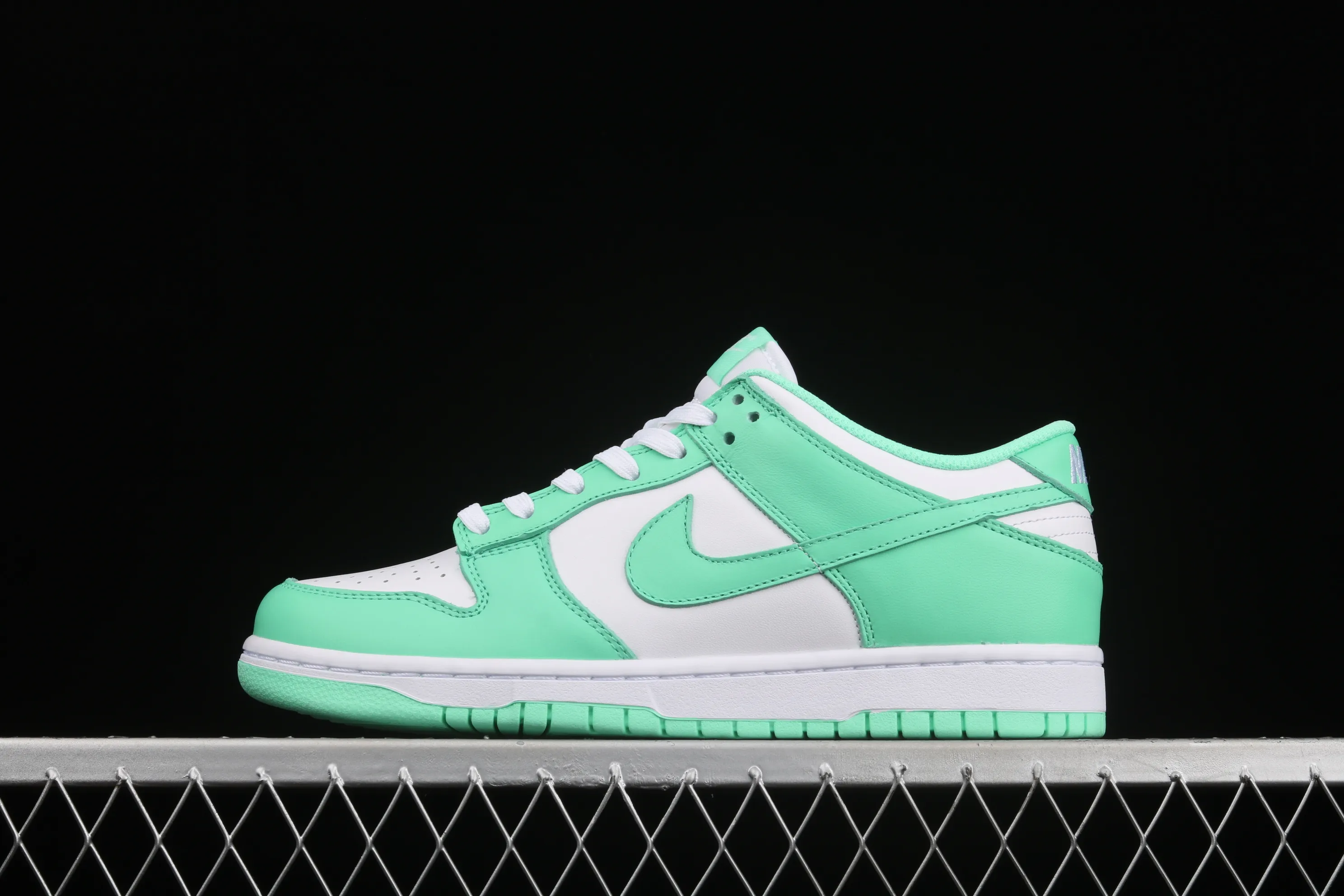 All categories Nk SB Dunk series Nk SB Dunk Low low-top sneakers J version Nk SB Dunk Low "White/Green Glow" "Tiffany green and white" dunk series low-top casual sports skateboard shoes DD1503-105